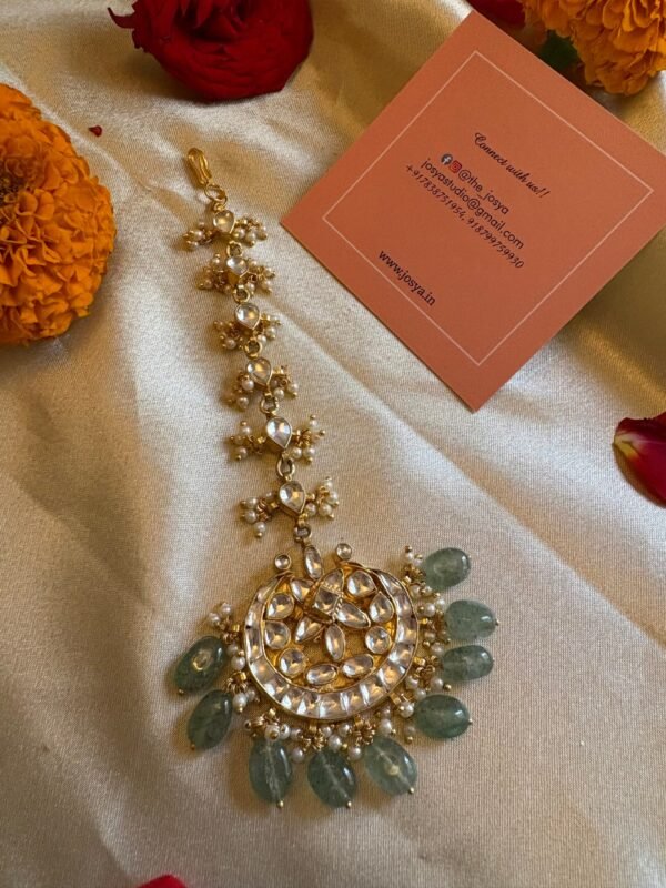 Elegant Kundan Maangtikka