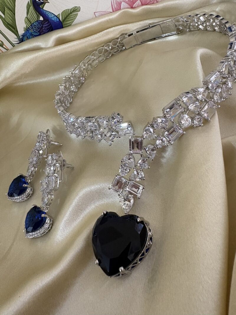 Amia Diamond Hasli Necklace Set - Image 4