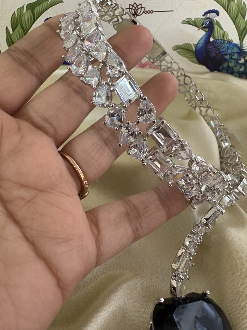 Amia Diamond Hasli Necklace Set - Image 6