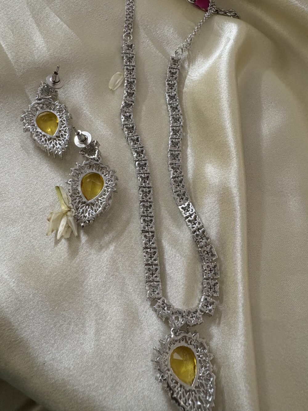 Orla Diamond Pendant Necklace Set (Yellow) - Image 8