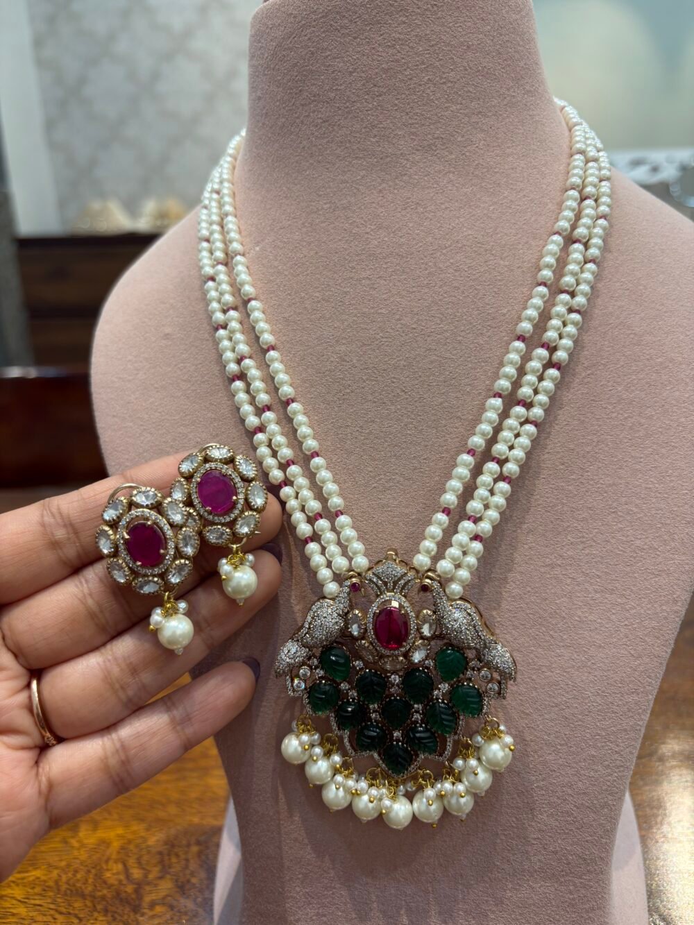 Raisa Pendant Necklace Set