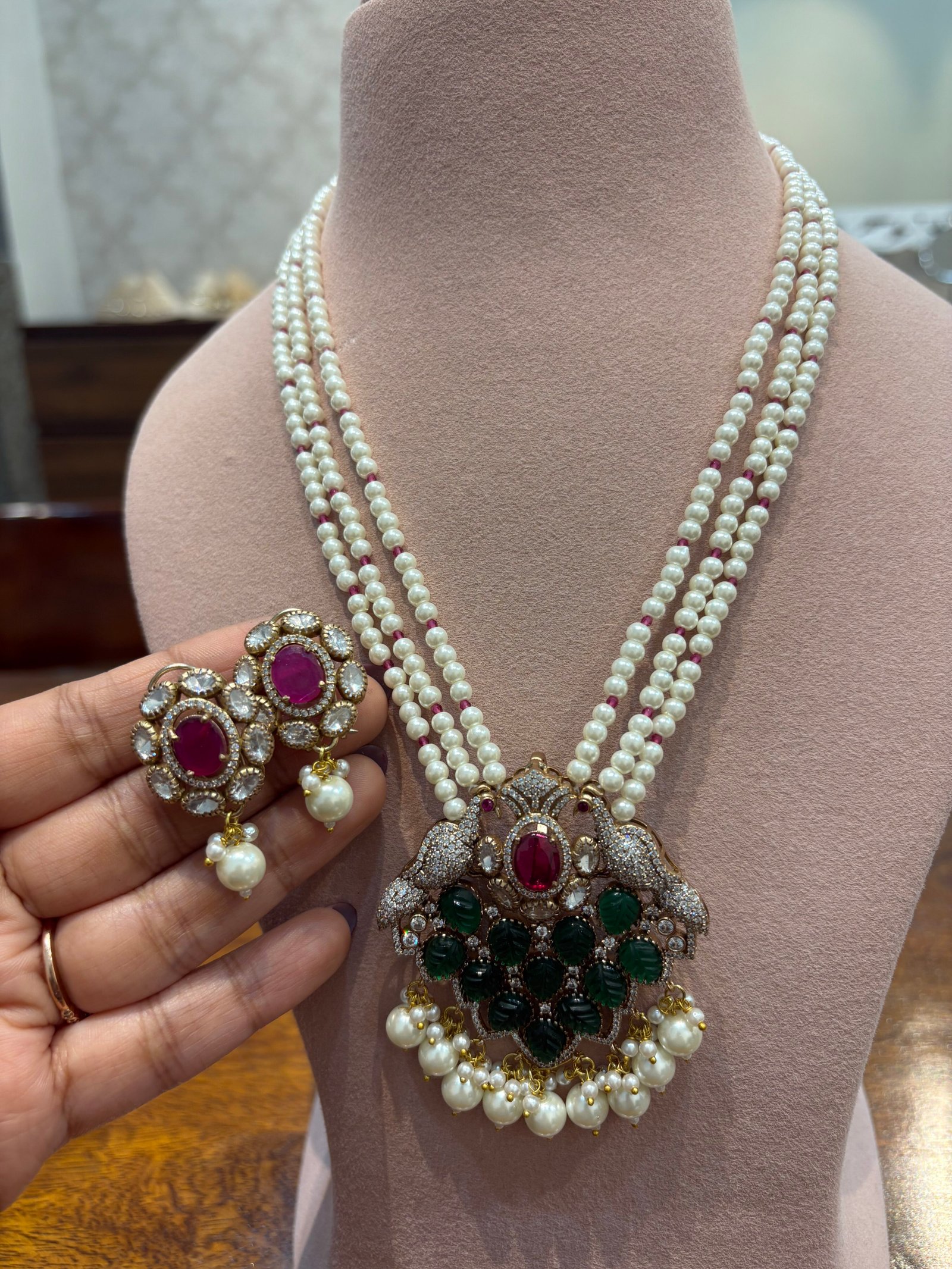 Raisa Pendant Necklace Set