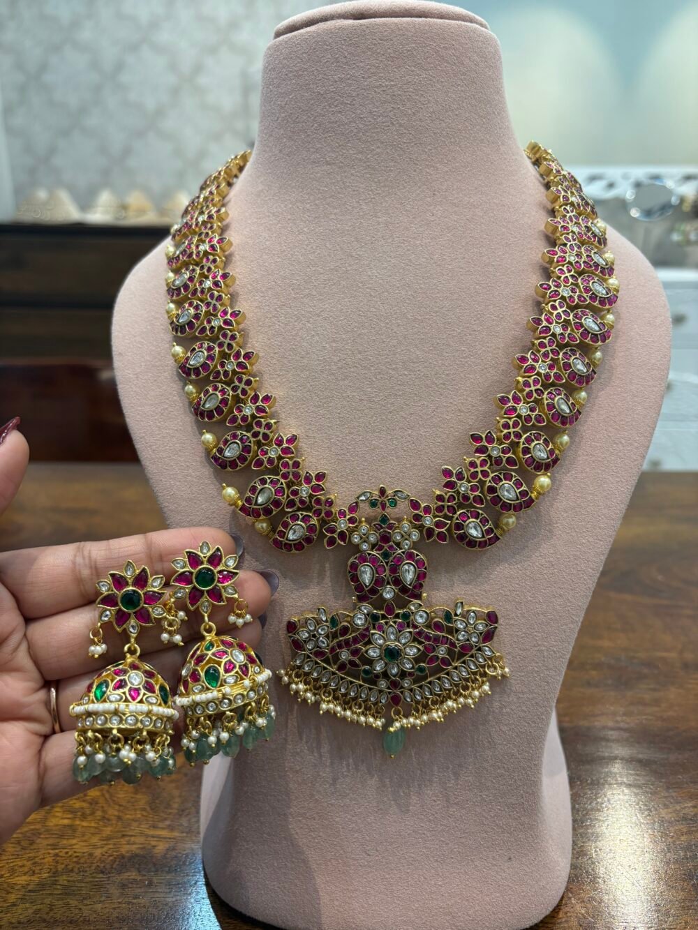 Nivedita Kundan Necklace Set