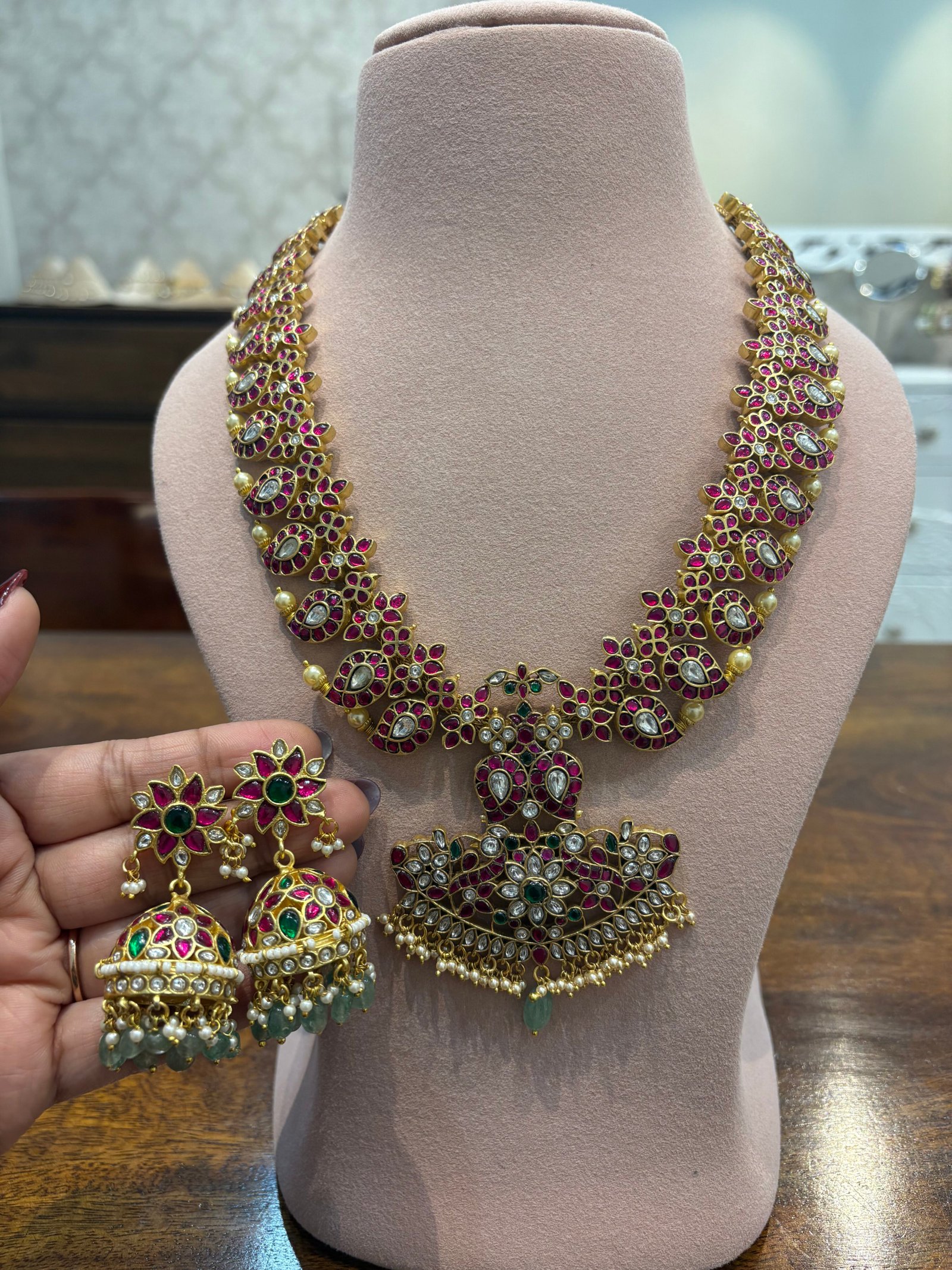 Nivedita Kundan Necklace Set