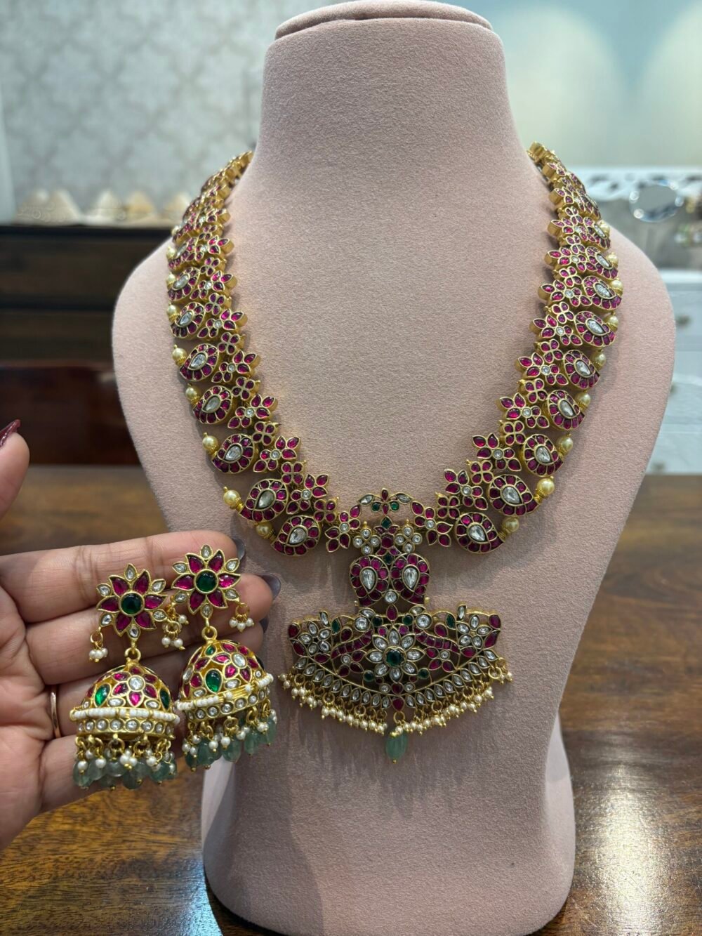 Nivedita Kundan Necklace Set