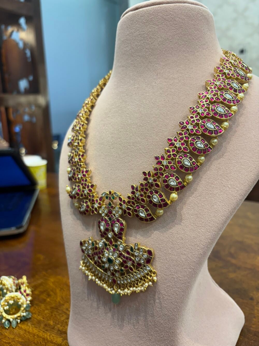 Nivedita Kundan Necklace Set - Image 5